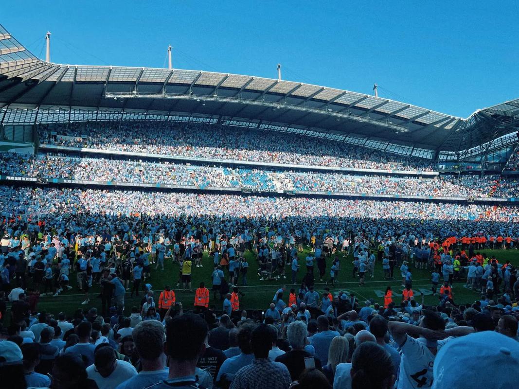 镜头扫到他，答案已经很明显（镜头一转，他就是答案）