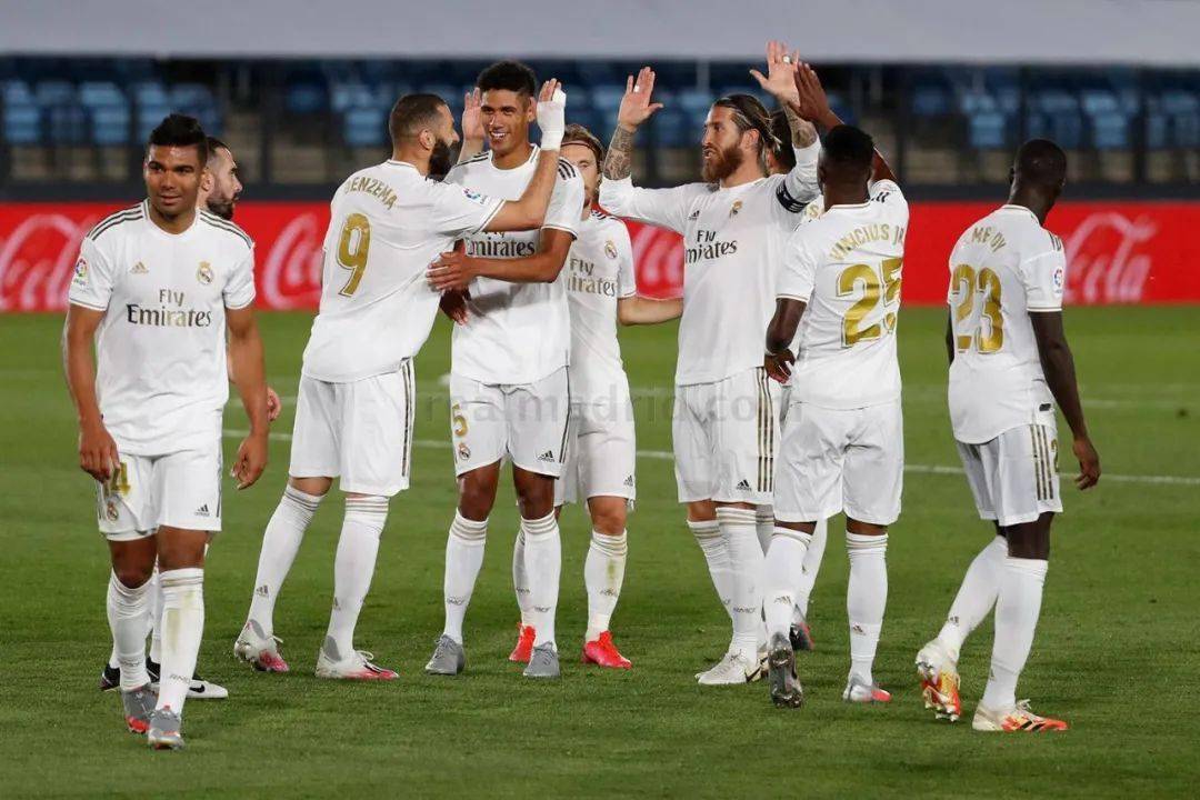 博主：广岛三箭主帅斯基伯目前并不存在去山东泰山的可能性