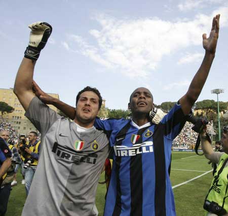 韩媒：全北现代外籍助教涉嫌“拉眼角”种族歧视韩国裁判（韩媒：全北现代外籍助教被指对韩国裁判做出拉眼角歧视手势）