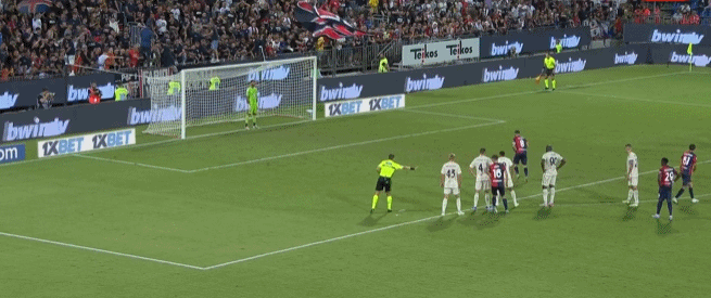 意甲半场：特拉莫尼点射破门，比萨暂1-0卡利亚里（半场战报：特拉莫尼点球建功，比萨暂以1-0领先卡利亚里）